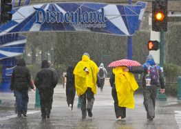 The choice whether to close completely, close early or stay open during the heavy rains that have pummeled the Southland since Thursday has been a game-time decision each morning for the area’s weather-dependent theme parks.